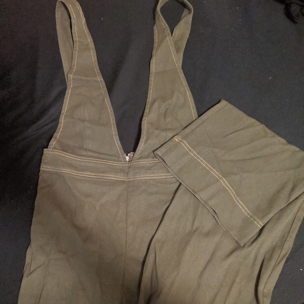 5️⃣ Army Green Overalls Jumpsuit